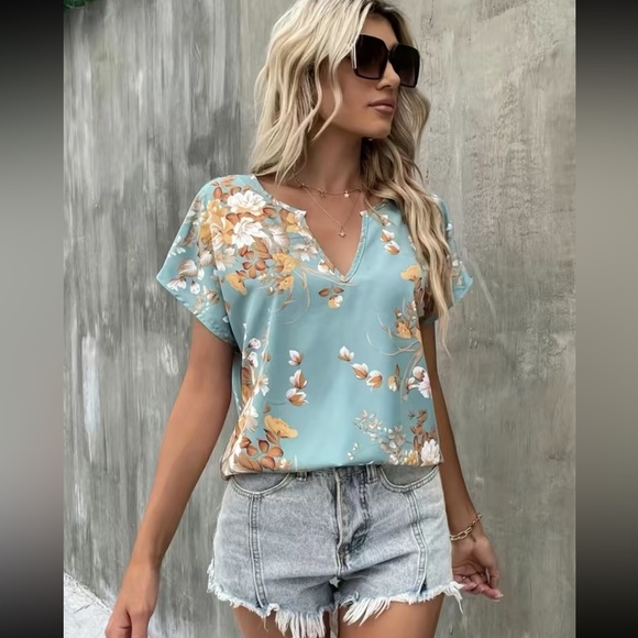 🎉Host Pick🎉 Floral Print Notched Neck Blouse. NWT - Picture 2 of 7